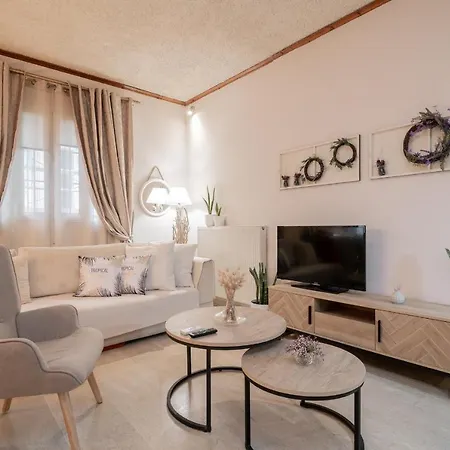 Spiros' In Central Location Apartment *