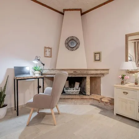 Spiros' In Central Location Apartment *