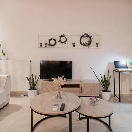 Spiros' In Central Location Apartment